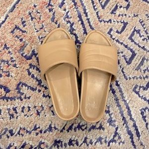 Beek platform slides tan sz7